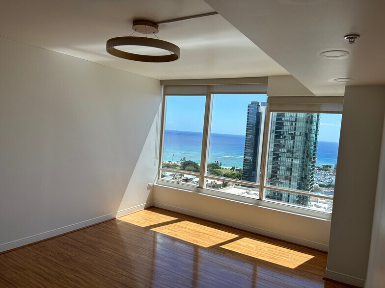 Building Photo - 1009 Kapiolani Blvd