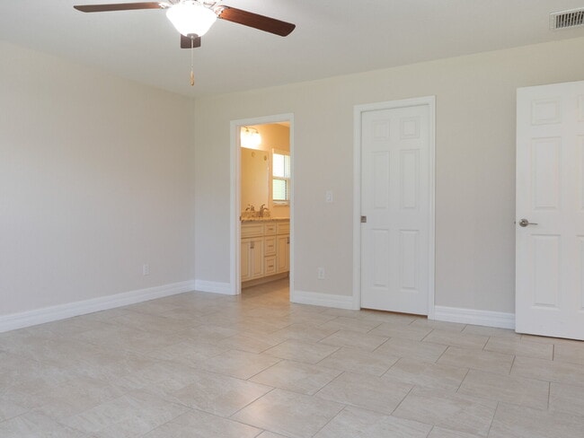 Building Photo - RENT THIS WITH ZERO DEPOSIT