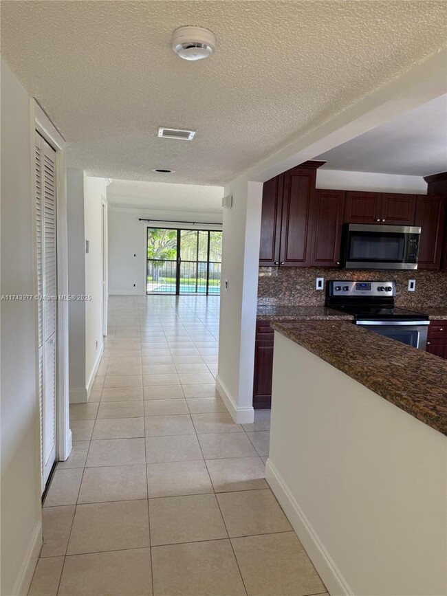 Building Photo - 303 Lakeview Dr