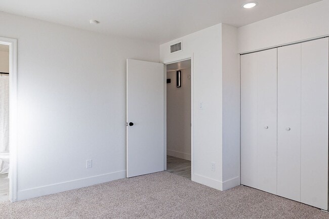 Building Photo - Gated community townhome- fully updated!