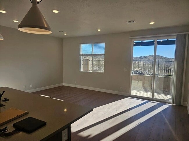 Building Photo - Spacious 4 Bedroom Townhome in Washington!