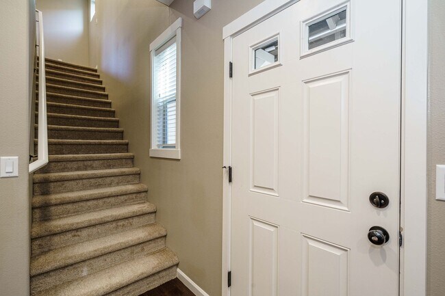 Building Photo - Beautiful Single-Level Home | 3 Bed, 2.5 B...