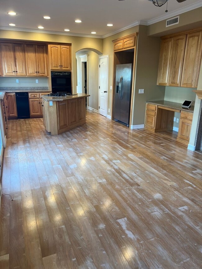 Building Photo - Custom home 1 block to ocean