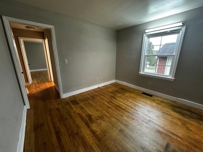 Building Photo - Updated Home with Parking in Radford