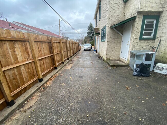 Building Photo - 70 Forest Row