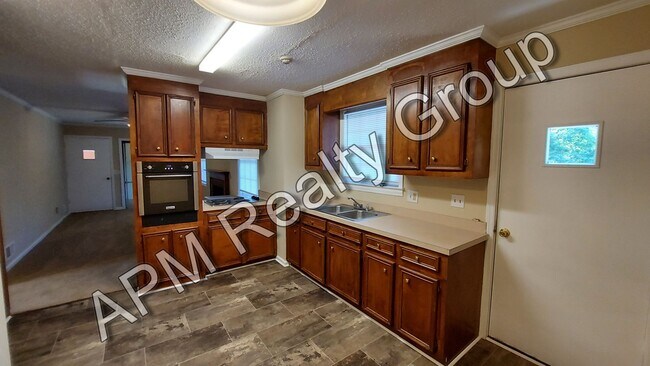 Building Photo - Large home in Southeast Columbia