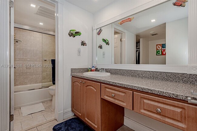 Building Photo - 3475 N Country Club Dr