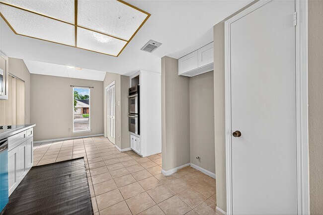 Building Photo - 2042 Hilton Head Dr