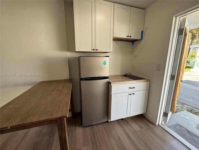 Building Photo - 1725 Hayes St