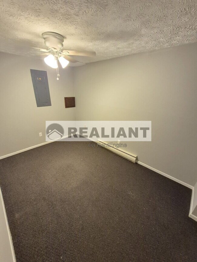 Building Photo - 5085 Wooddale Dr