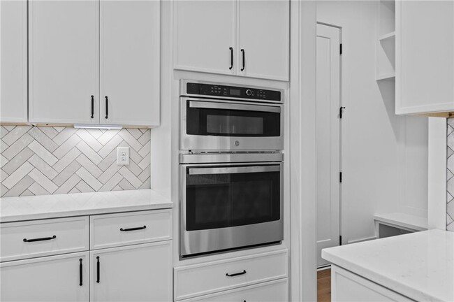 Building Photo - 6120 Hutchins Dr