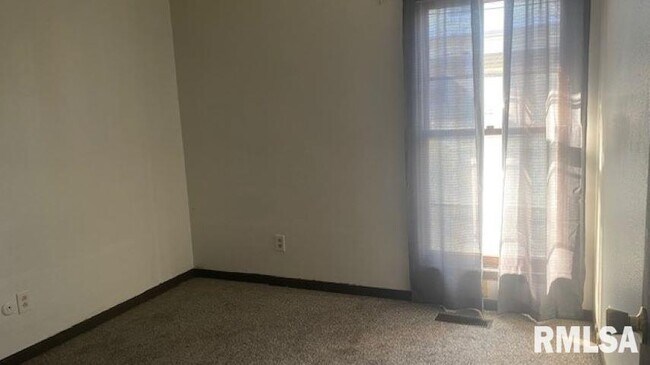 Building Photo - 536 10th Ave S