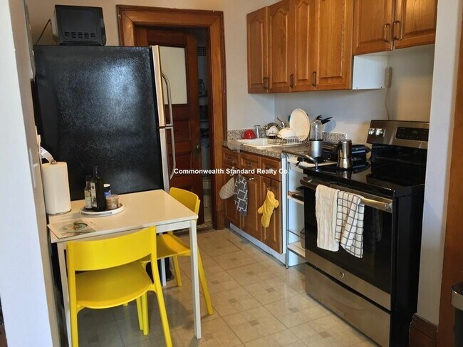 Building Photo - 849 Beacon St