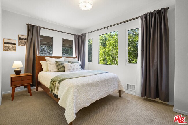 Building Photo - 1850 San Jacinto St