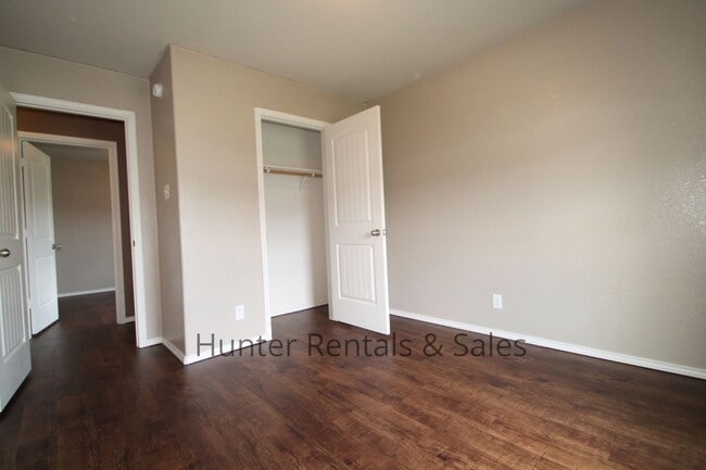 Building Photo - Fabulous Five Bedrooms!
