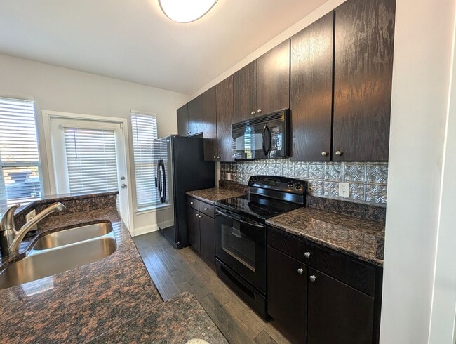 Building Photo - Beautiful, 3 bed, 2 bath Townhome Located ...