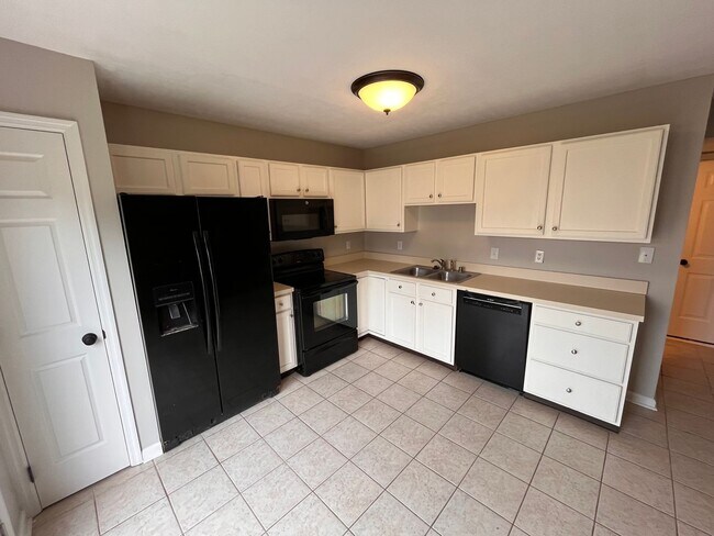 Building Photo - 3 Bedroom Home Available!