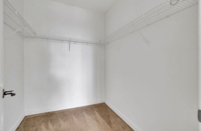 Building Photo - 4 BEDROOMS 3.5 BATHROOMS!! GATED COMMUNITY