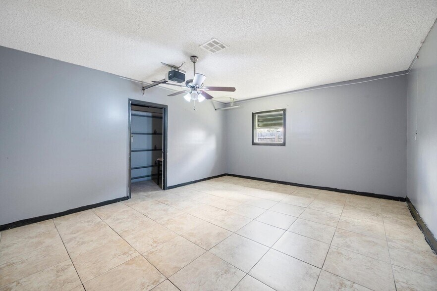Building Photo - 4928 Marbella Rd N