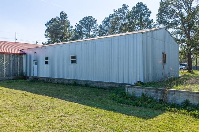 Building Photo - Country home equipped for on-site business!
