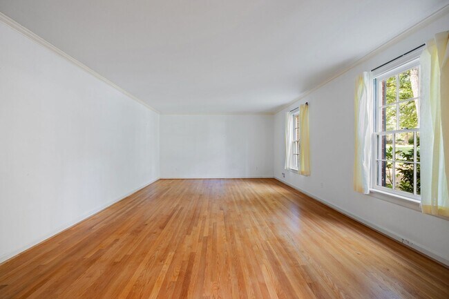 Building Photo - 2401 Scarsborough Dr