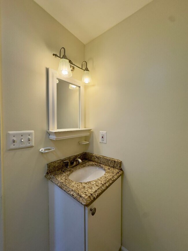 Building Photo - Charming 2 Bedroom/2 Bathroom Townhome in Upper Fells Point, MD!