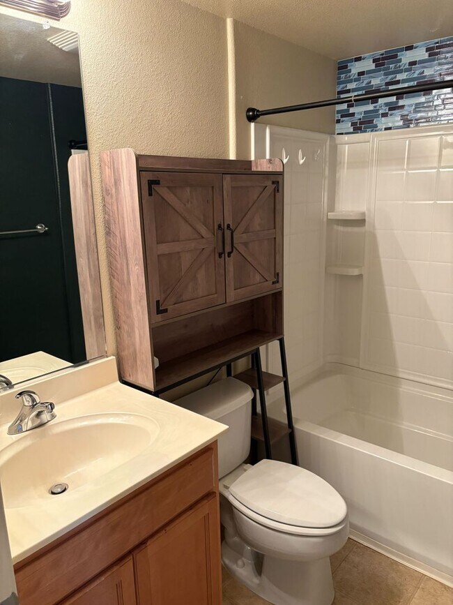 Building Photo - Modern Comfort in West Sacramento – 2 Bed,...