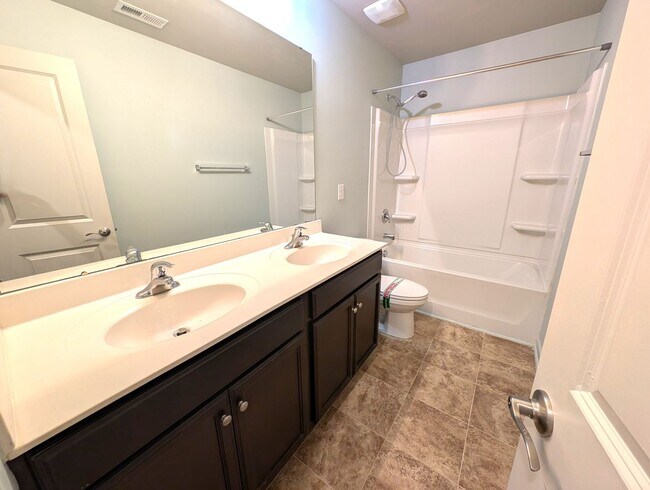 Building Photo - Charming home located in the Apple Creek Community in Dallas NC!