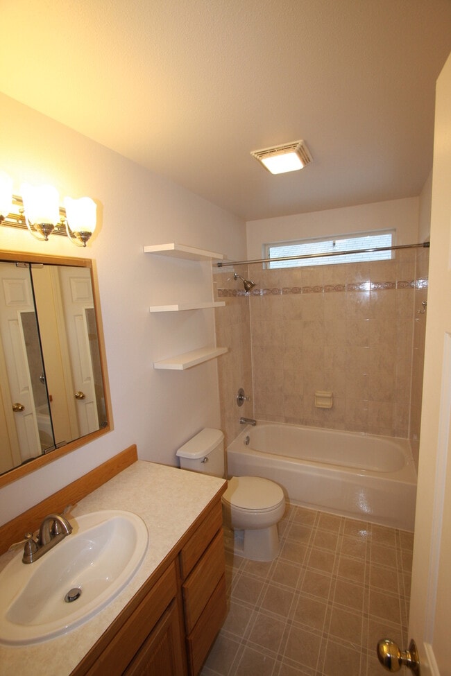 Building Photo - 4 Bedroom Eagle River Home!