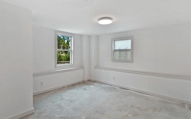 Building Photo - 632 Boulevard NE