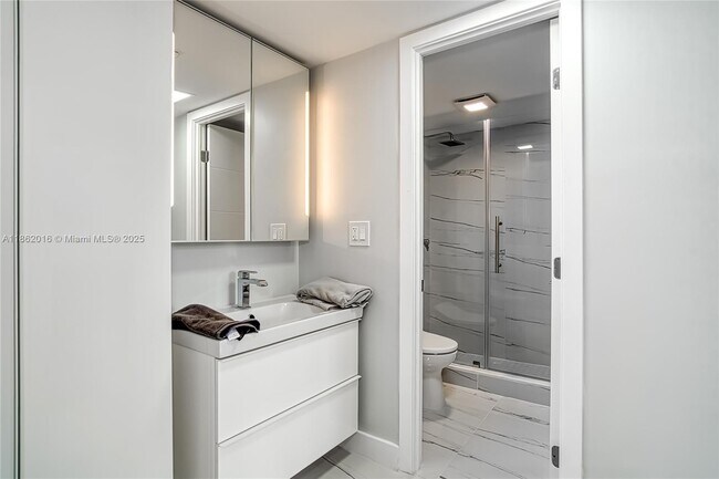 Building Photo - 3140 S Ocean Dr