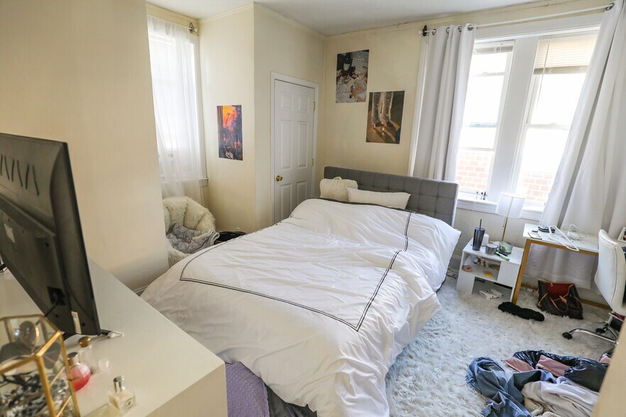 Building Photo - 315 Saint Paul St