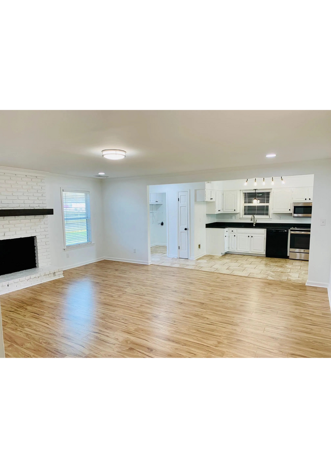 Spacious Living Room off of updated Kitchen - 1602 Bubbling Brook Dr