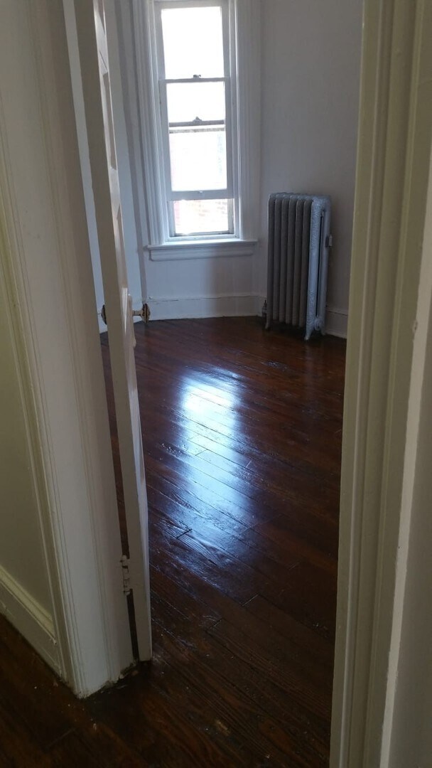 Building Photo - Large home for family!