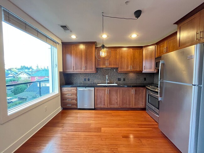 Building Photo - 2 Bed + 2 Bath Condo in the Belmont District Portland ~ Secured Garage Parking, Washer & Dryer in...