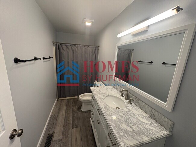 Building Photo - Three Bedroom | Fenced in Yard | Westside