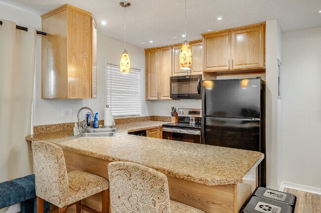 Building Photo - Updated 1 bedroom condo near the river!