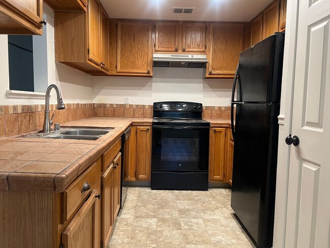 Building Photo - NICE 3 BEDROOM, 2.5 TOWNHOUSE W/ 2 CAR GAR...