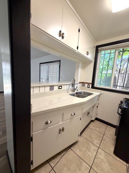 Building Photo - 824 Glenway Dr