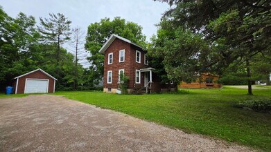 Building Photo - "Cozy & Convenient 2-Bedroom Duplex In Neenah – 800 Sq Ft of Comfortable Living!"