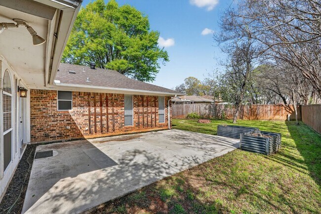 Building Photo - Spacious 3 Bedroom + Office Home with Two Living Areas – Quiet Cul-de-Sac – Available April 1