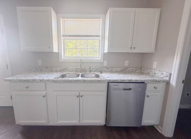 Building Photo - 480 W 4th St