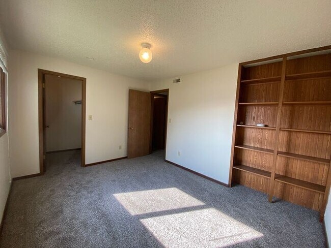 Building Photo - $1,250 | 2 Bedroom, 1 Bathroom Condo | Cat Friendly* | Available for Immediate Move In!