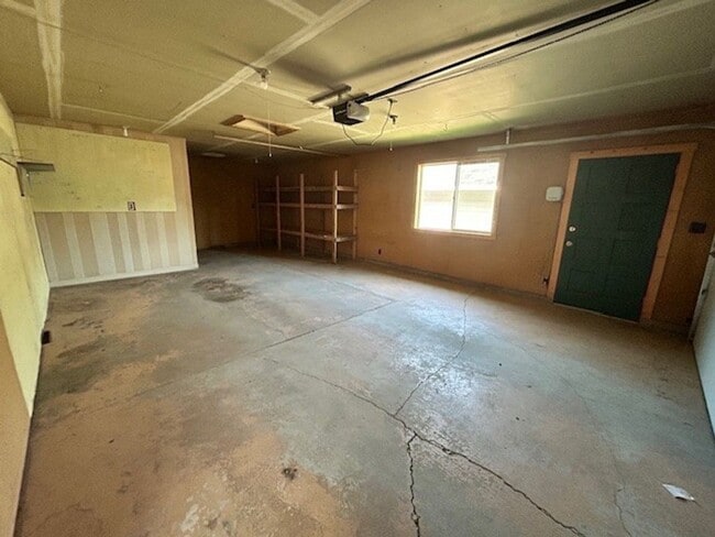 Building Photo - Charming 2-Bed, 1-Bath Hamilton Home with Attached Double Garage
