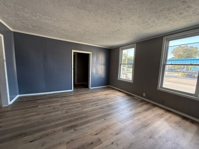 Building Photo - Charming Home Available