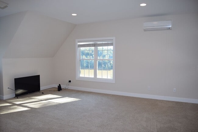 Building Photo - Lake Front 1 Bedroom Apartment - Large Garage & Boat Parking