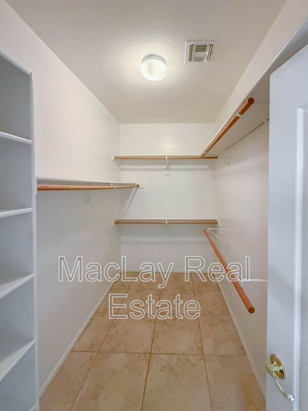 Building Photo - 203 W Cedar Dr