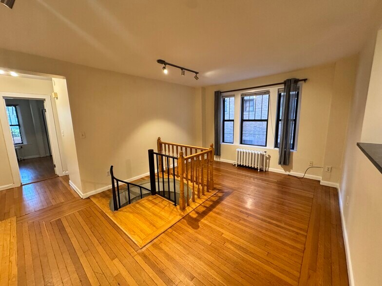 Building Photo - 452 Park Dr