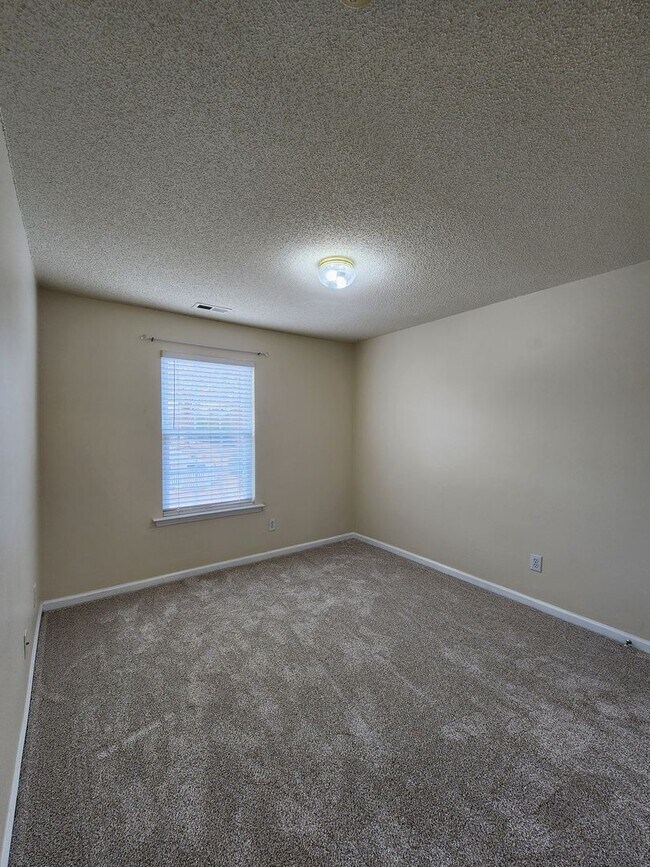 Building Photo - Comfortable 3BD, 2.5BA North Raleigh Townhome with HOA Amenities