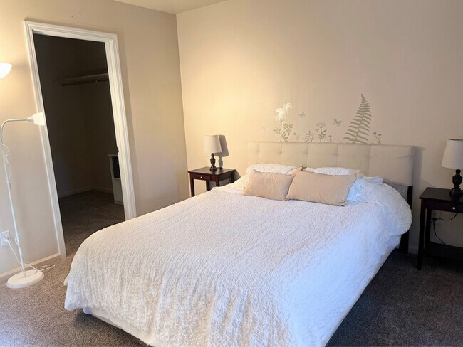 Building Photo - 723 N 8th St